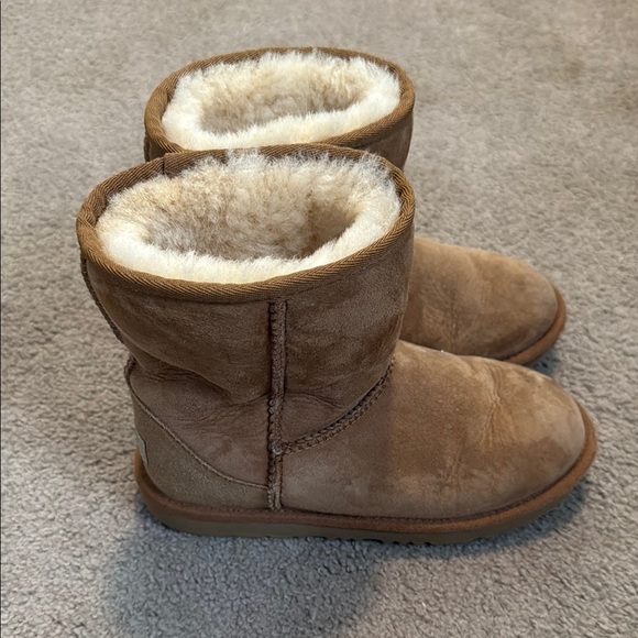UGG Classic Tan Boots with Shearling Lining - Picture 4 of 9